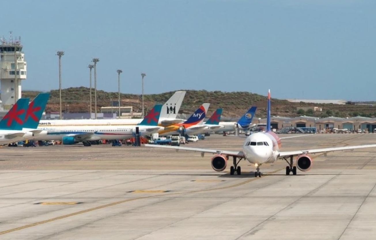 Avión aterrizando en el Aeropuerto de Tenerife Sur tras recibir prioridad por una urgencia médica a bordo con un bebé con problemas respiratorios procedente de Reino Unido