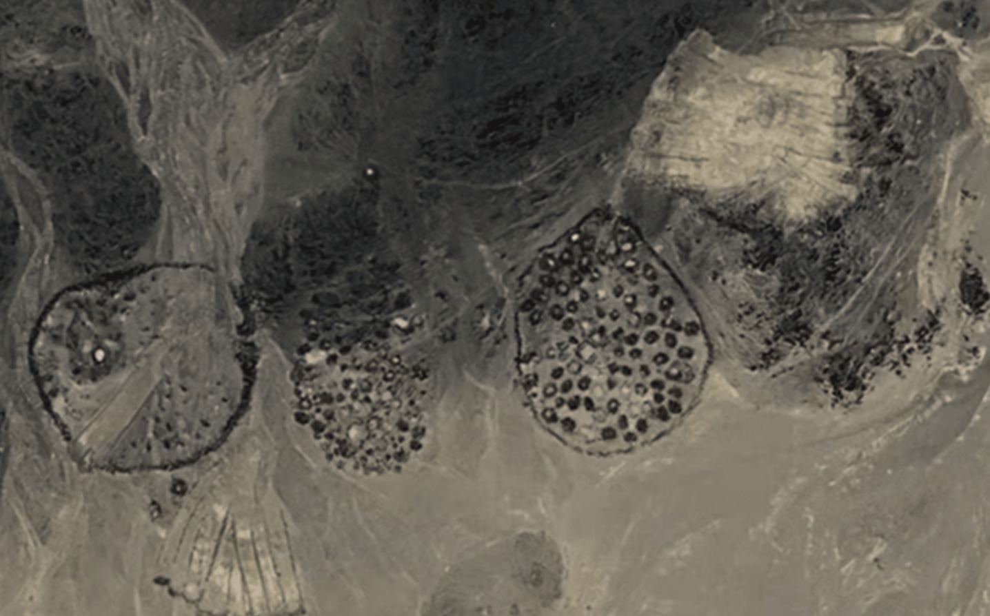 Imagen satelital aérea de una de las 260 tumbas circulares descubiertas en el desierto de Atbai, en el este de Sudán, estructuras funerarias monumentales construidas por una cultura pastoril hace entre cuatro mil y seis mil años