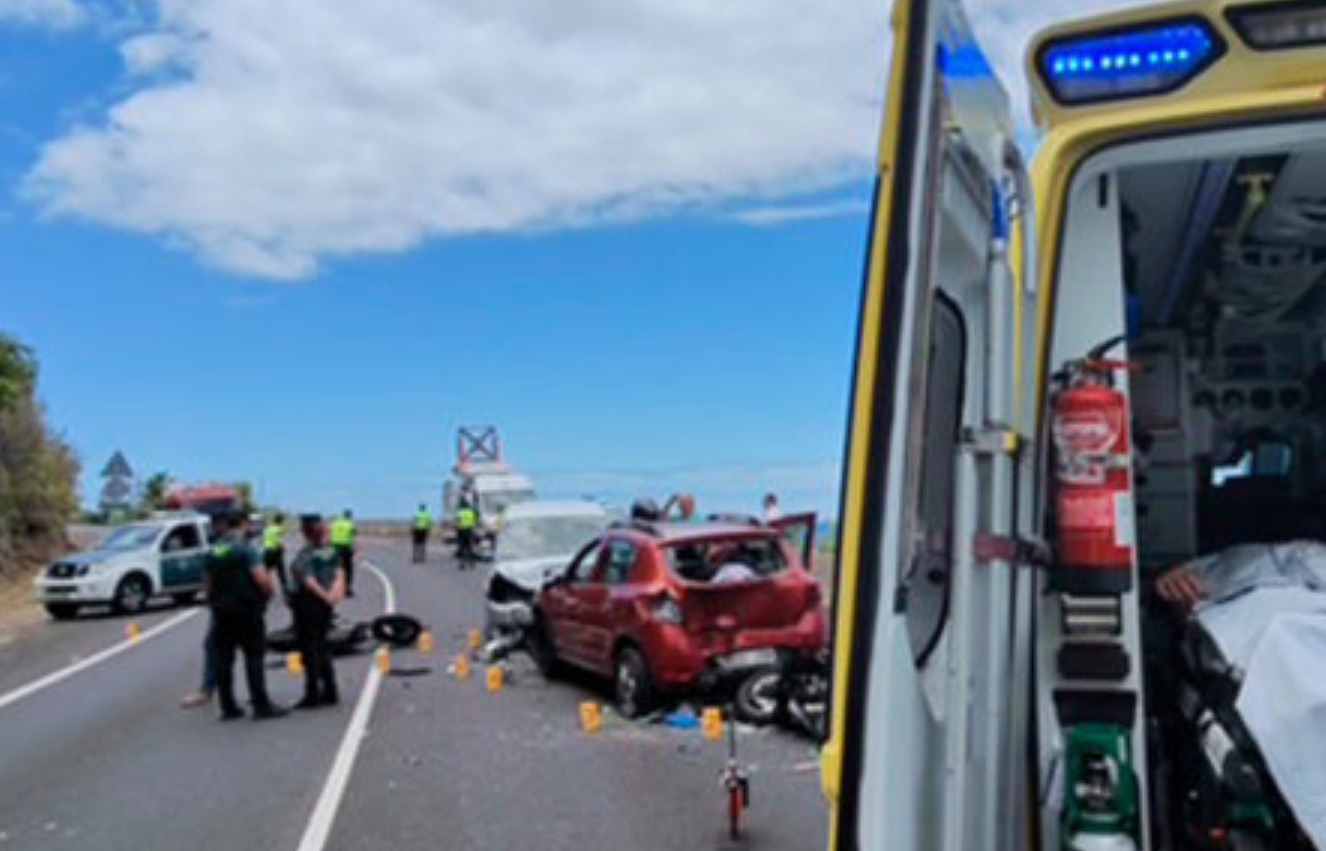 Helicóptero medicalizado del Servicio Canario de la Salud aterrizado junto a la TF-5 en Los Realejos para evacuar a los heridos del aparatoso accidente con cuatro vehículos implicados en Tenerife