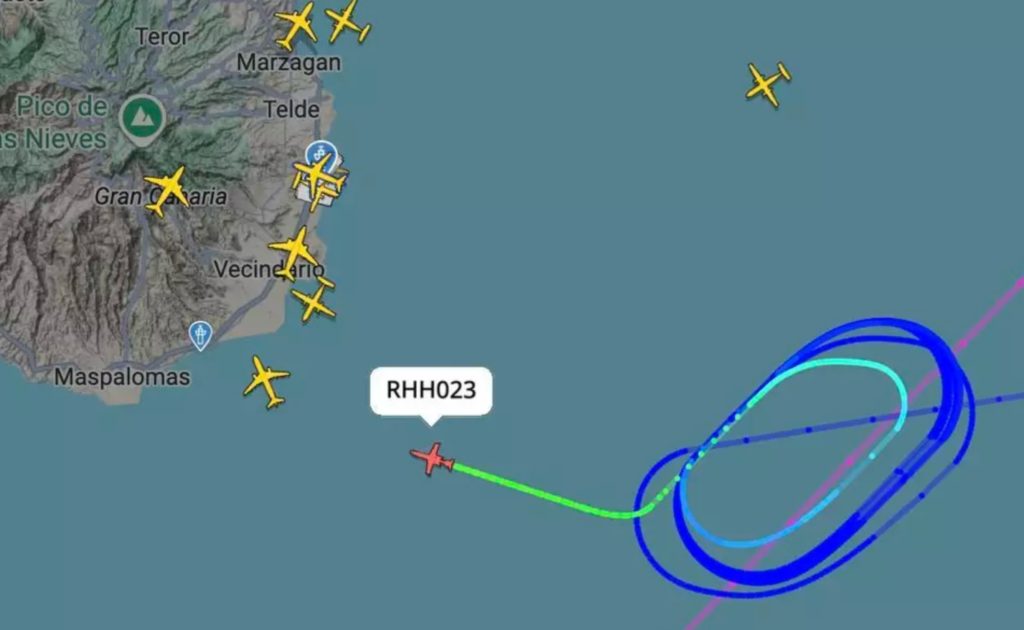 Avión medicalizado de la aerolínea turca Redstar Aviation estacionado en pista del aeropuerto de Gran Canaria durante la escala imprevista para reparar la burbuja de aislamiento de un paciente con hantavirus