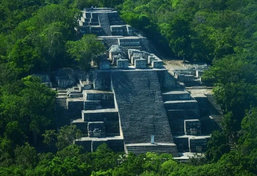 Ruinas de una ciudad maya en la selva de Guatemala donde un estudio de la Universidad de Montreal ha demostrado que el colapso de la civilización maya no se debió a la sequía sino a un efecto dominó entre ciudades Mayas interconectadas