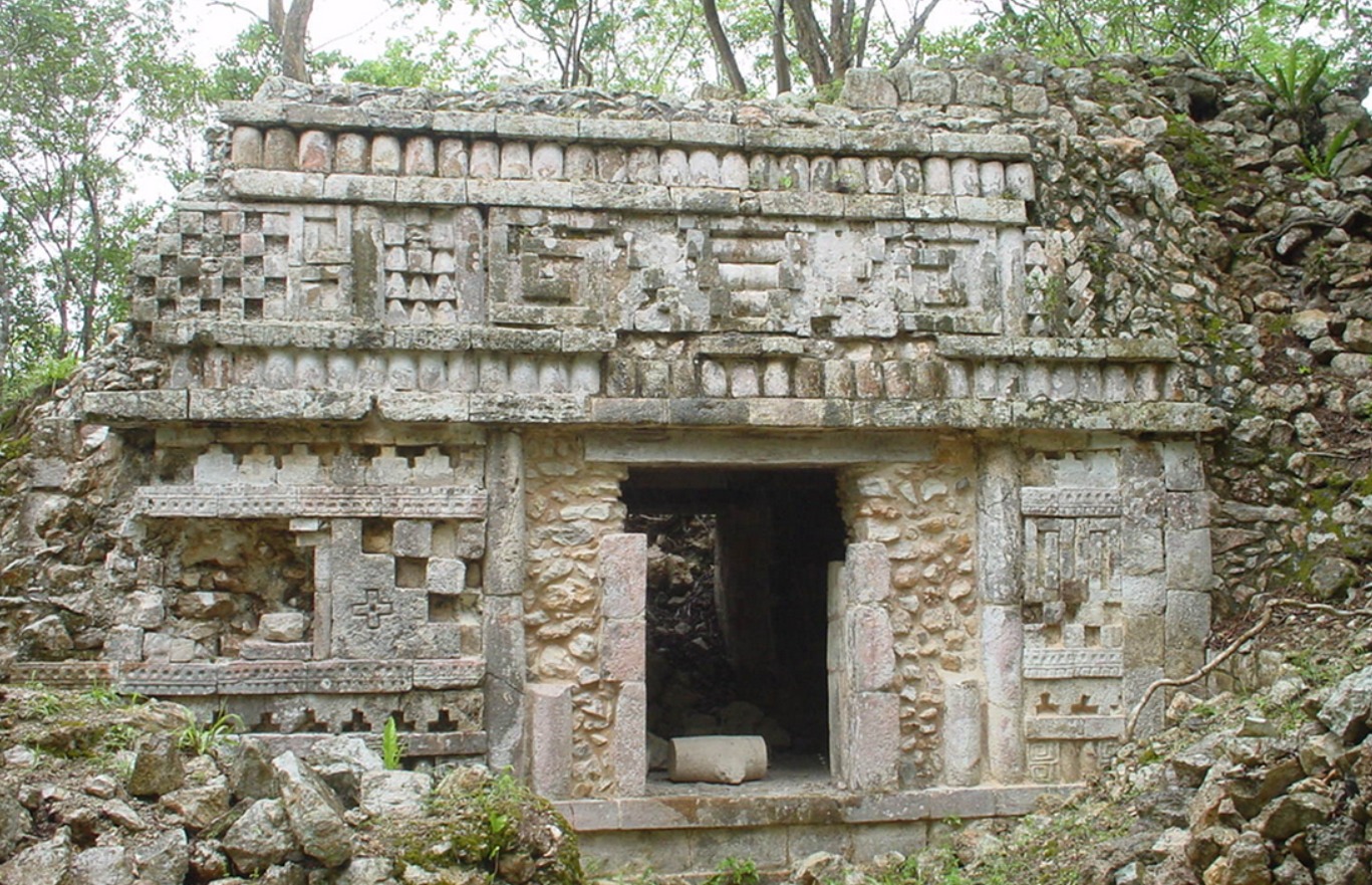Ruinas de una ciudad maya en la selva de Guatemala donde un estudio de la Universidad de Montreal ha demostrado que el colapso de la civilización maya no se debió a la sequía sino a un efecto dominó entre ciudades interconectadas Mayas