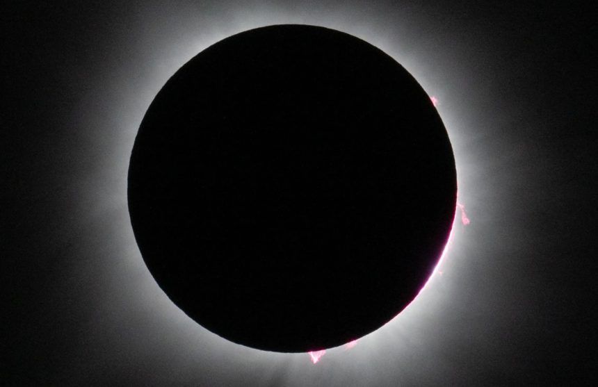 Eclipse solar parcial con la Luna ocultando una parte del disco solar al atardecer sobre el horizonte marítimo del archipiélago canario, fenómeno astronómico previsto para el 12 de agosto de 2026 en España