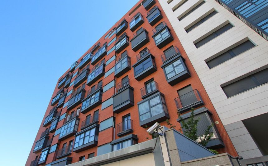 Pareja joven sostiene las llaves de su primera vivienda después de firmar la nueva Hipoteca Joven Canaria, programa autonómico que financia hasta el 95% del valor de la propiedad para menores de cuarenta años