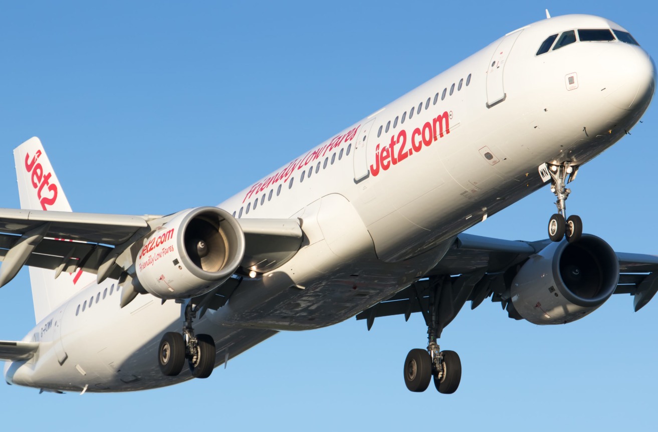 Avión de la aerolínea británica Jet2 estacionado en pista del aeropuerto de East Midlands antes de un vuelo con destino al aeropuerto de Gran Canarias