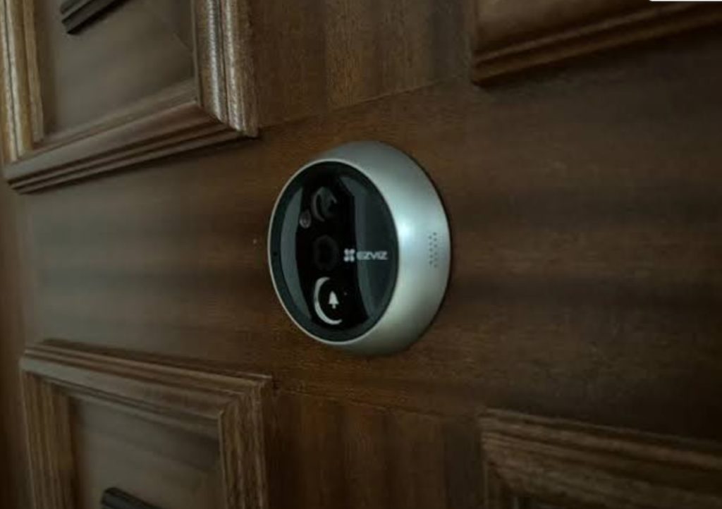 Mirilla digital instalada en puerta de vivienda, regulada por RGPD tras sentencia del Supremo 2025