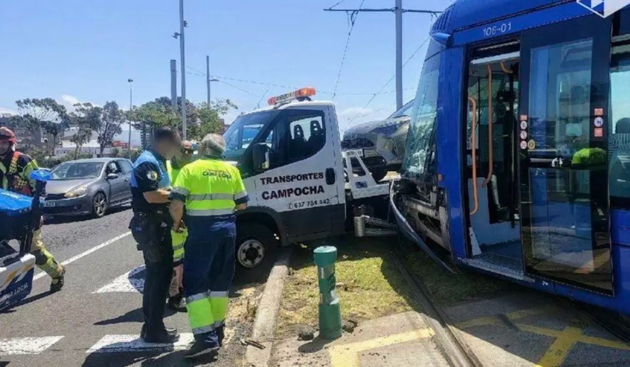 Susto en la rotonda de Taco: el tranvía de Tenerife descarrila tras chocar con un coche-grúa y deja seis heridos