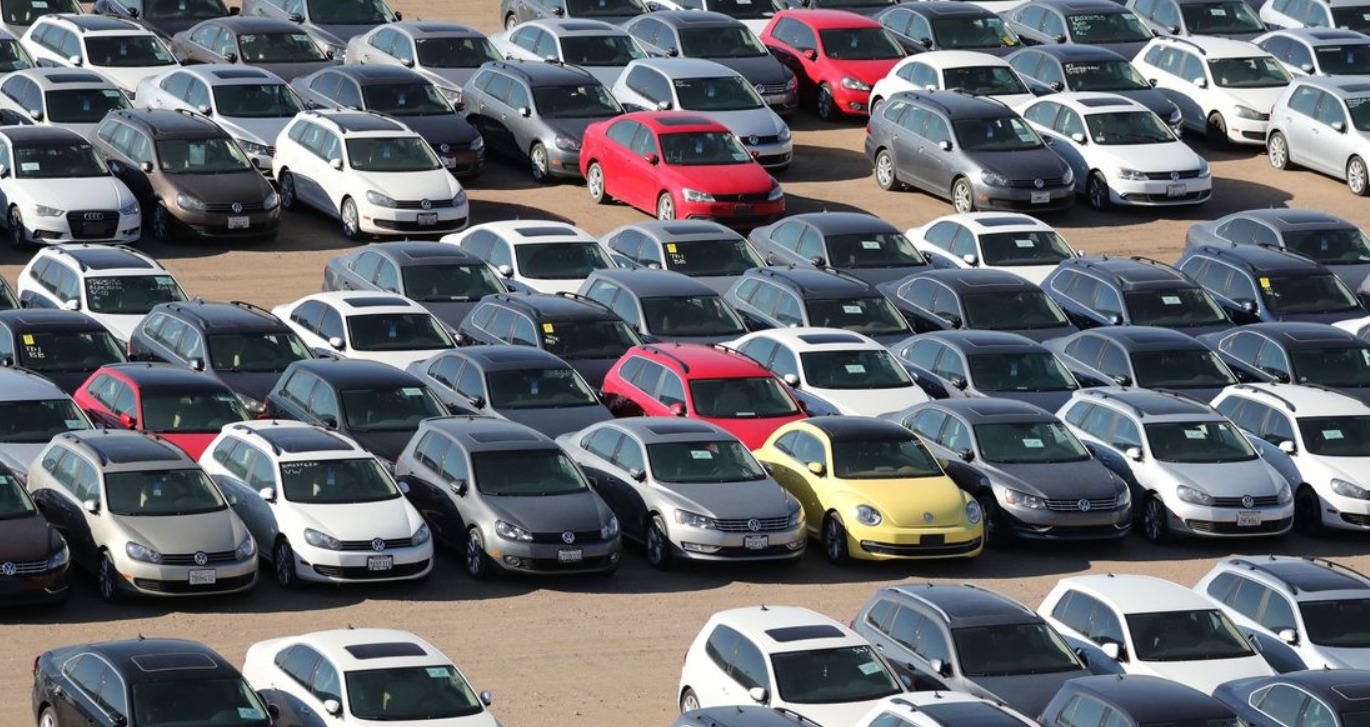 Aparcados en pleno desierto bajo un sol implacable: el futuro incierto de 350.000 coches del escándalo Dieselgate