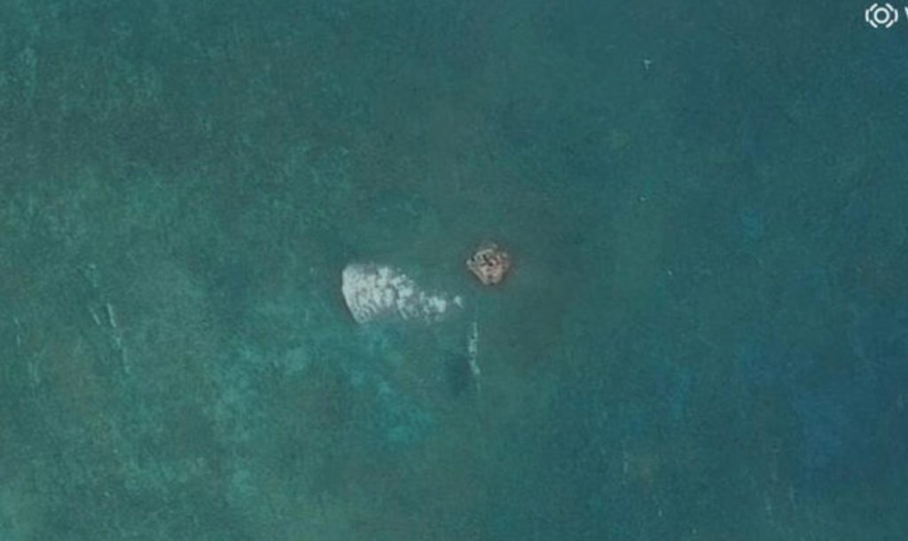 Una balsa, una boya o una barrera: el objeto misterioso que apareció en el atolón más disputado del Mar de China Meridional de esta estructura