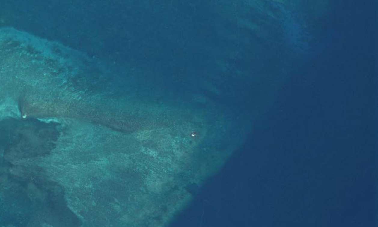 Una balsa, una boya o una barrera: el objeto misterioso que apareció en el atolón más disputado del Mar de China Meridionalde esta estructura
