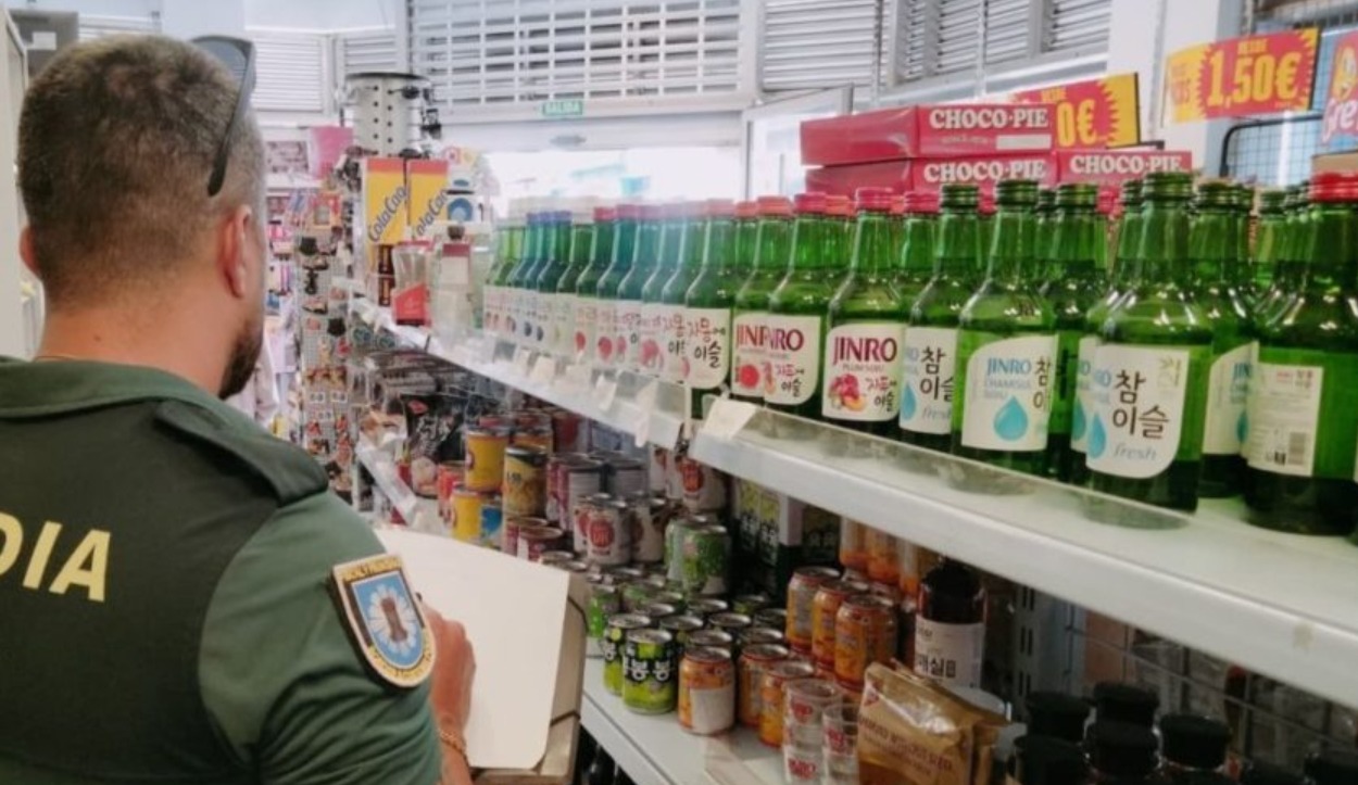Inspección sorpresa en Gran Canaria: la Guardia Civil retira 5.046 botellas de bebida coreana de varios comercios - Canarias