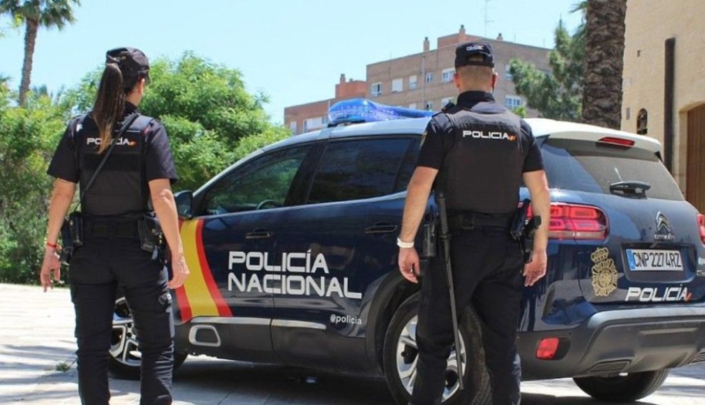 Dos agentes de la Policía Nacional de Tenerife salvan la vida a un hombre en Puerto de la Cruz tras derribar la puerta de su vivienda con un extintor