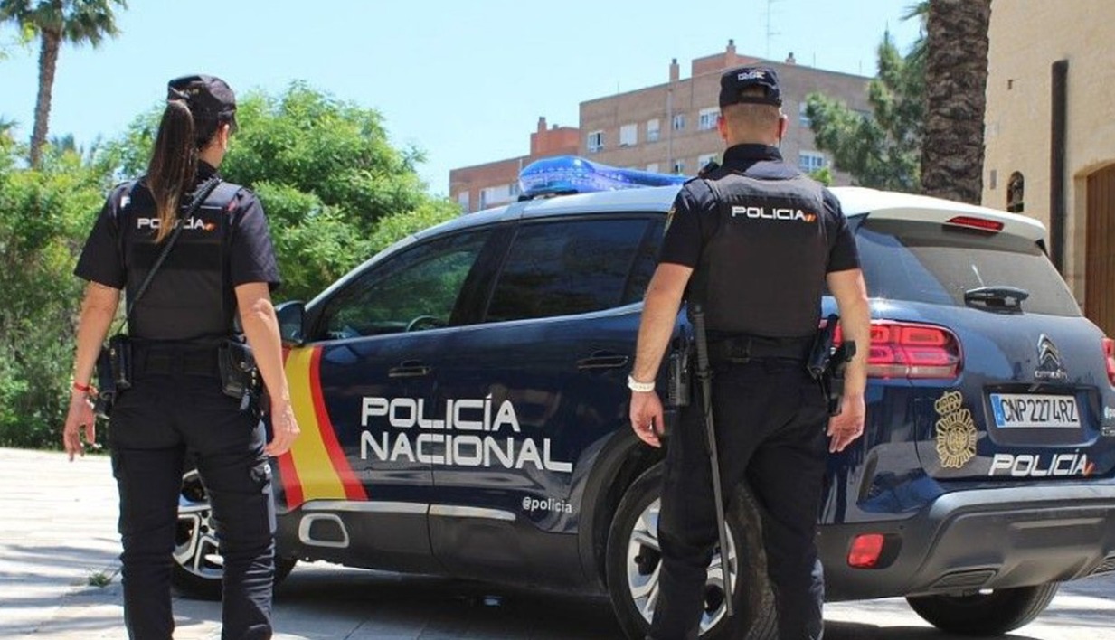 Dos agentes de la Policía Nacional de Tenerife salvan la vida a un hombre en Puerto de la Cruz tras derribar la puerta de su vivienda con un extintor
