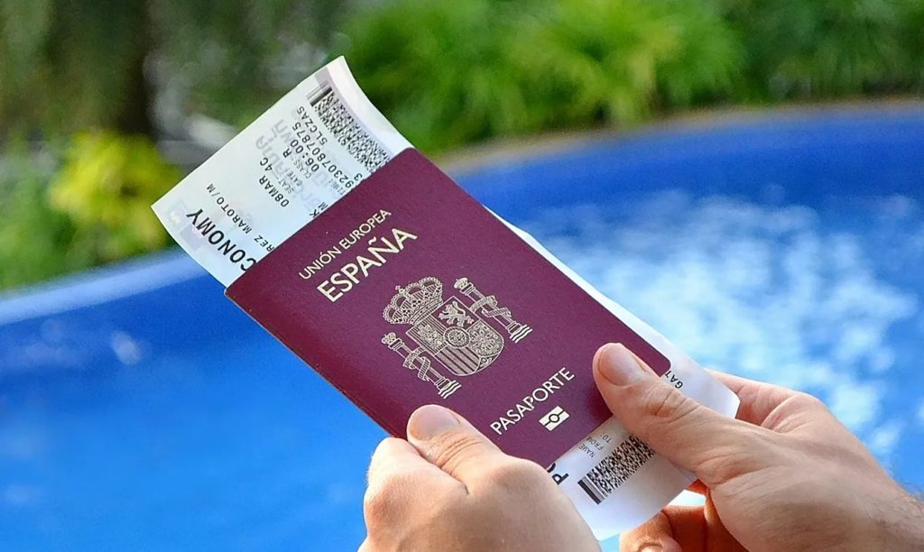 España exige tres meses, Estados Unidos seis y Canadá no fija un mínimo: las diferencias de pasaporte que pueden dejarte fuera del avión