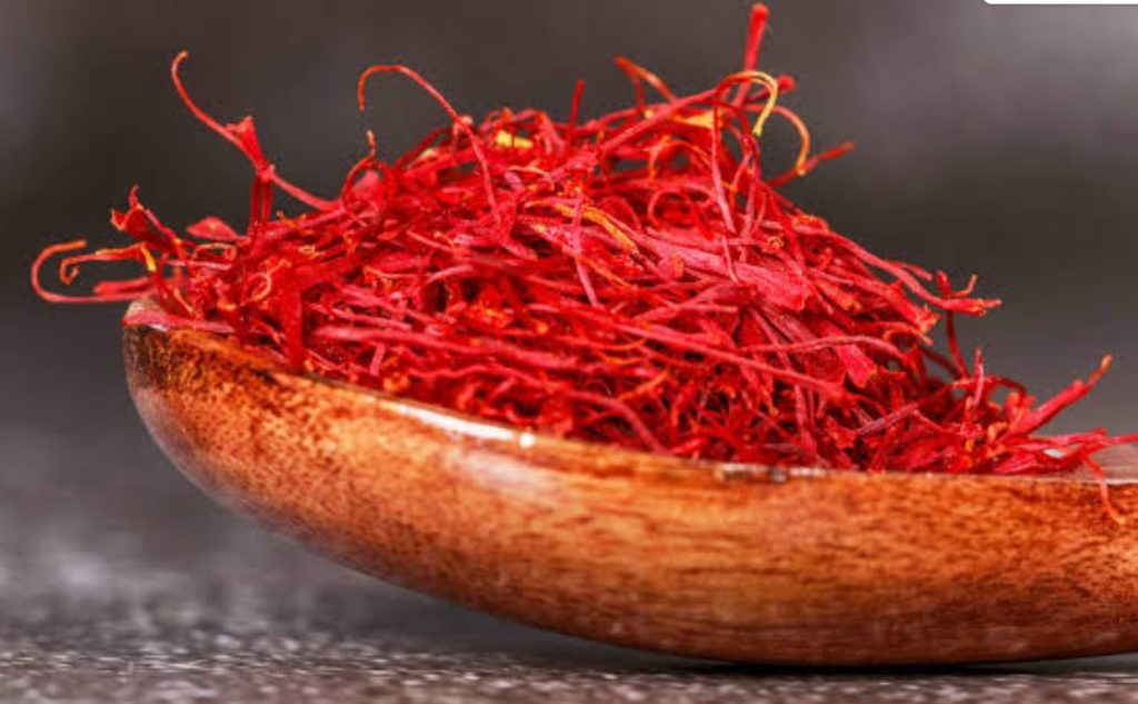 Azafrán en hebras secas mostrando color rojo intenso y calidad premium para uso en industria alimentaria