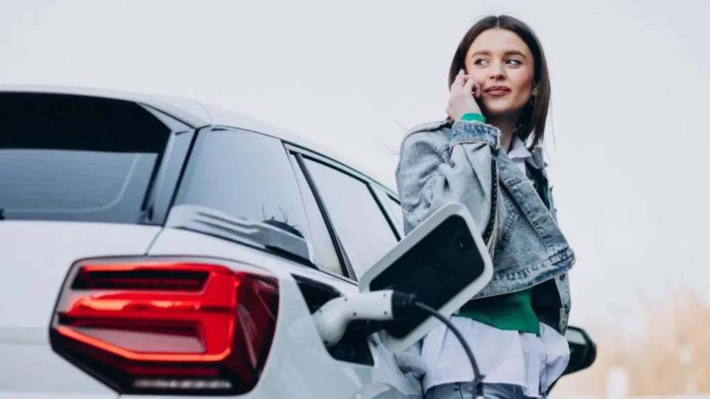 Comparativa visual de seguros de coche mostrando opciones de terceros, terceros ampliado y todo riesgo con coberturas y precios