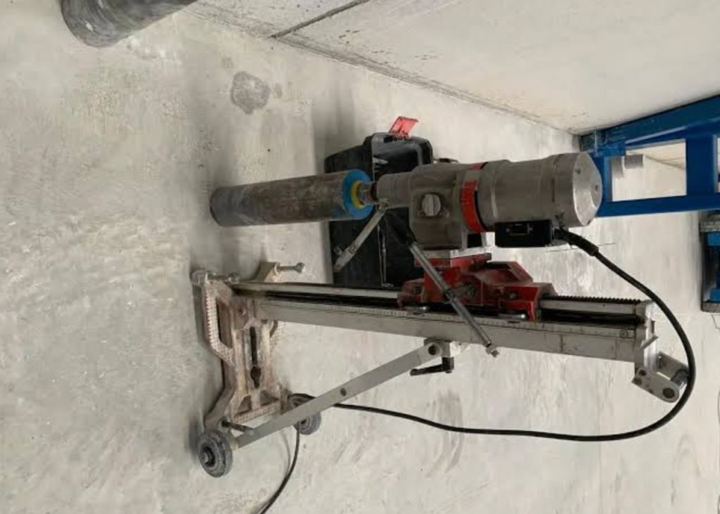 Perforaciones de hormigón en Zaragoza realizadas con maquinaria especializada atravesando estructura de hormigón armado con precisión técnica
