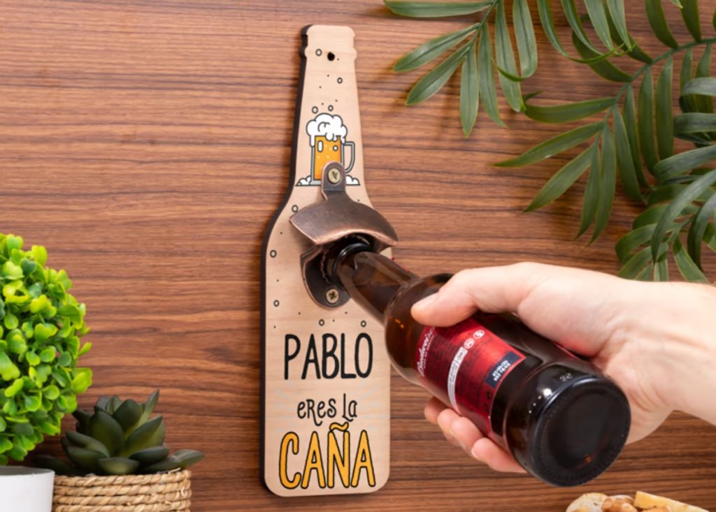 Regalos originales personalizados artesanales dispuestos sobre superficie de madera con detalles handmade y empaques cuidados