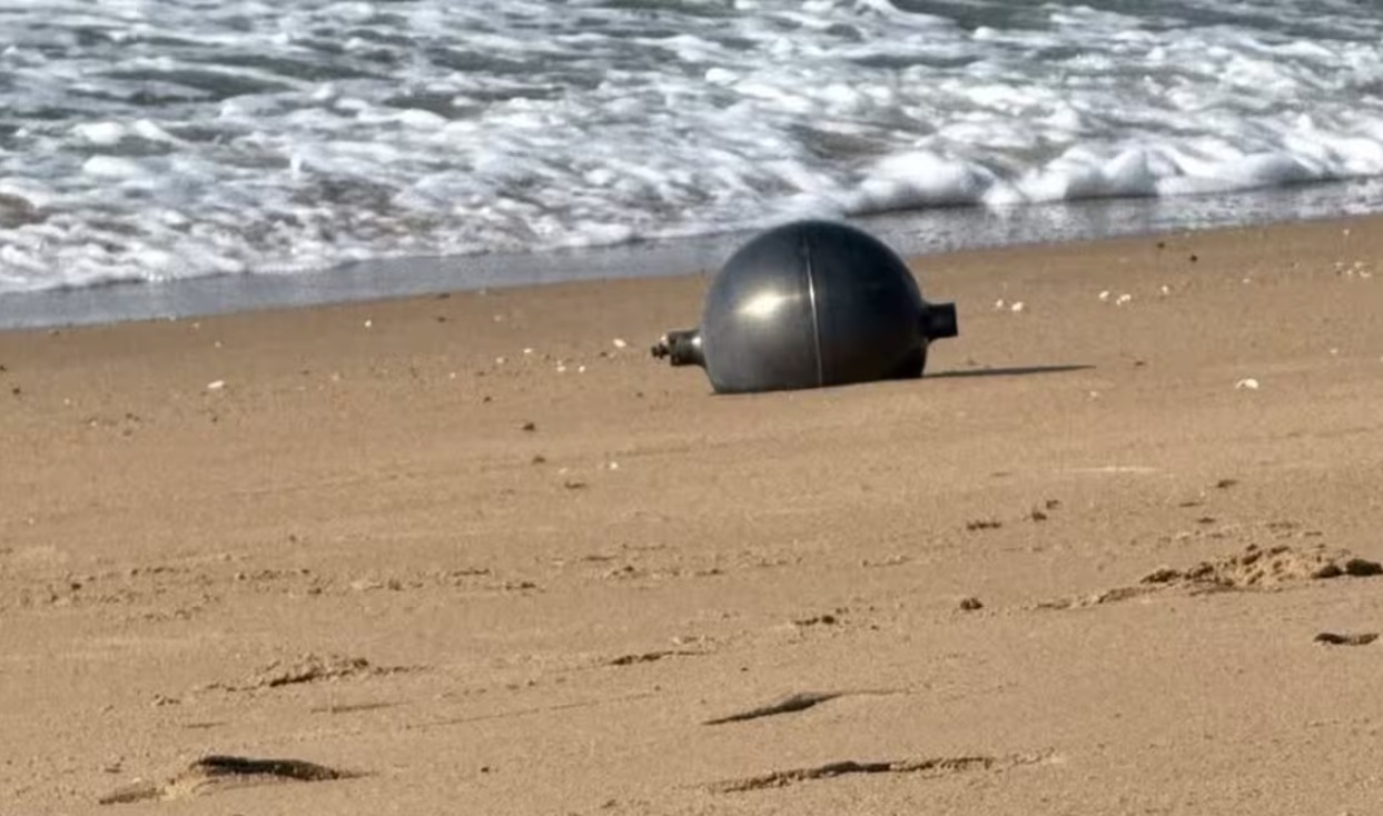 Seis esferas metalicas: Seis esferas metálicas halladas en la playa de Forrest Beach, Queensland, con investigadores examina…