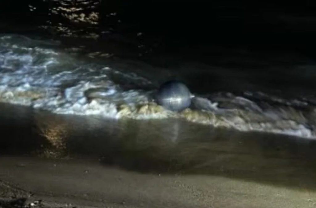 Seis esferas metalicas: Seis esferas metálicas halladas en la playa de Forrest Beach, Queensland, tras ser arrastradas por e…