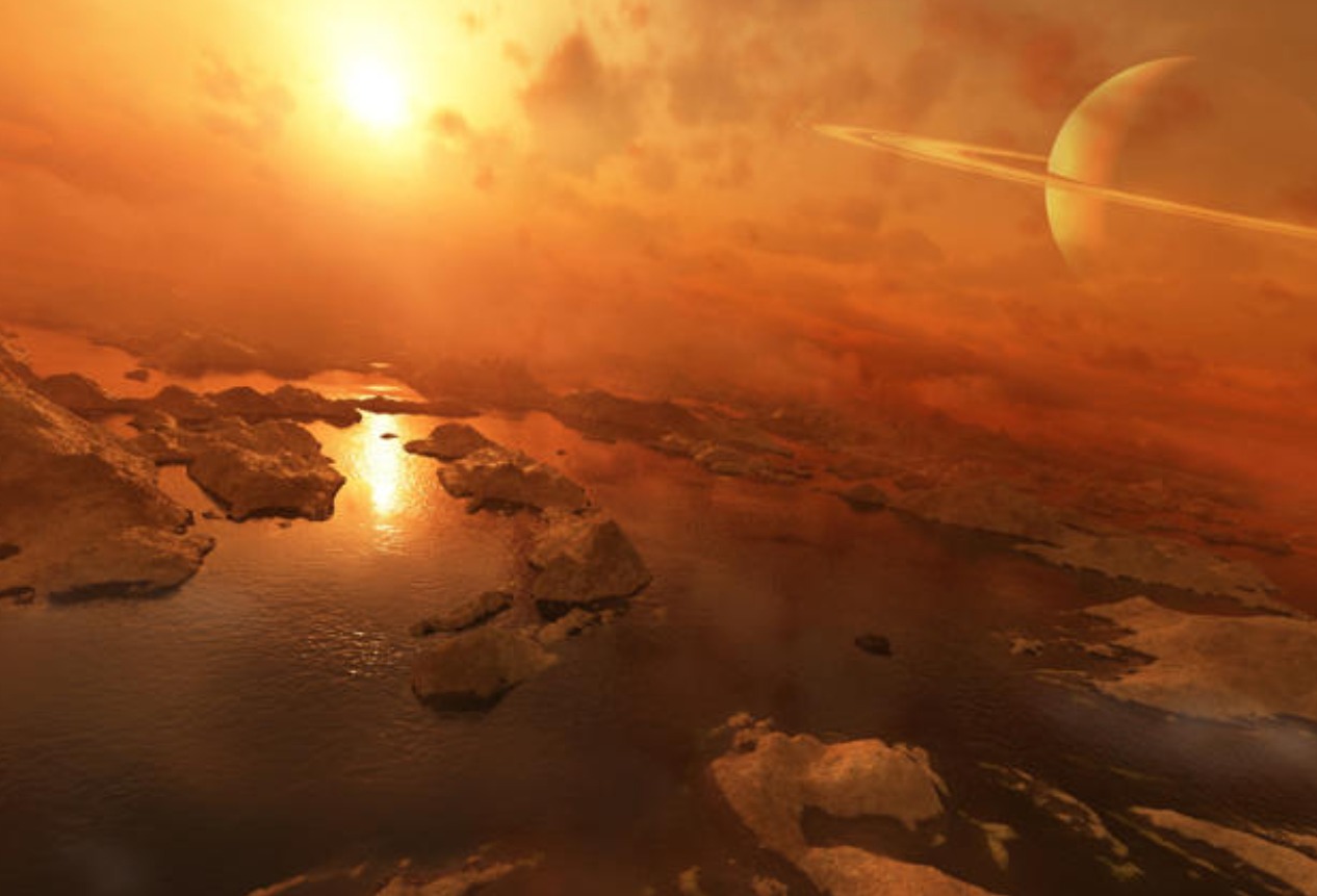 Titán y Plutón son mundos muy diferentes. La luna más grande de Saturno tiene agua líquida en su superficie y está aproximadamente cuatro veces más cerca del Sol que el planeta enano. (Crédito de la imagen: Getty Images)