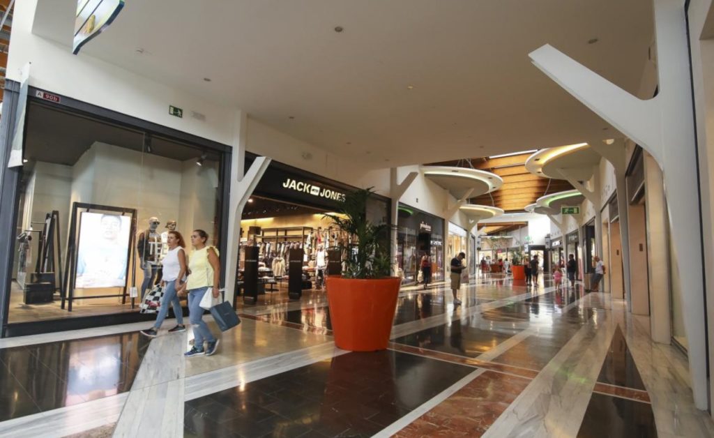 Las Palmas de Gran Canaria atraco joyería José Luis escaparate roto con daños por robo