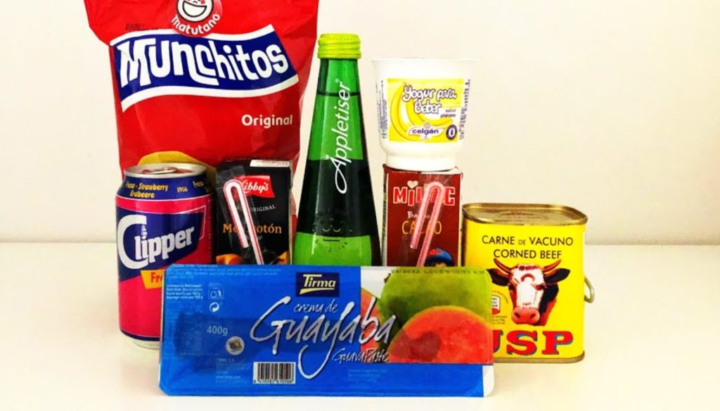 Productos de Canarias expuestos en estantería con etiquetas identificativas, mostrando exportaciones del archipiélago hacia la península