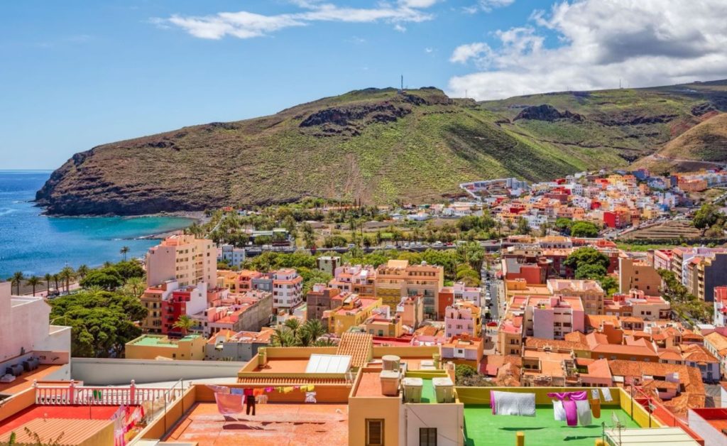 Edificios residenciales en Canarias con fachadas de viviendas que reflejan la crisis habitacional y subida de alquileres en el archipiélago