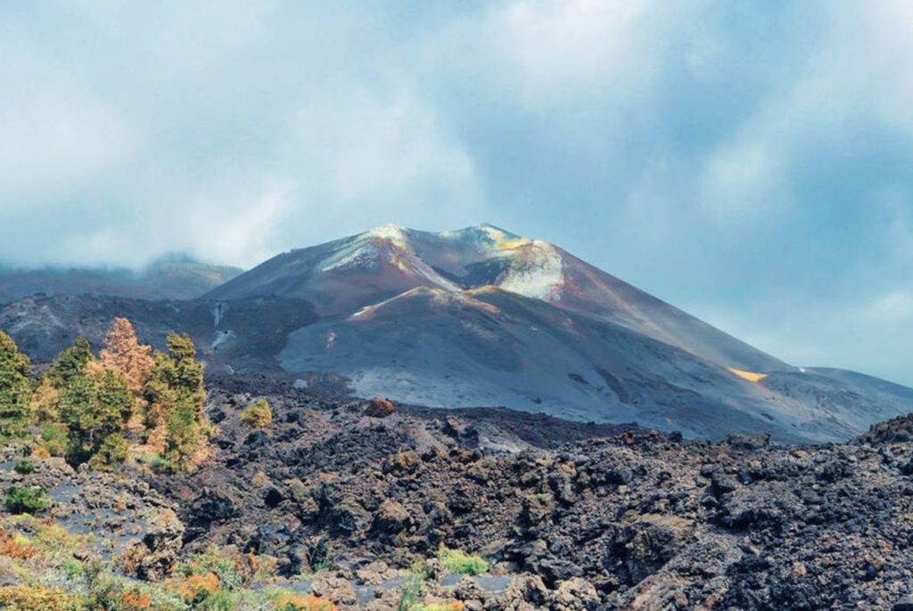 Volcán activo en Canarias con monitoreo sísmico científico las 24 horas, vigilancia de terremotos y actividad volcánica