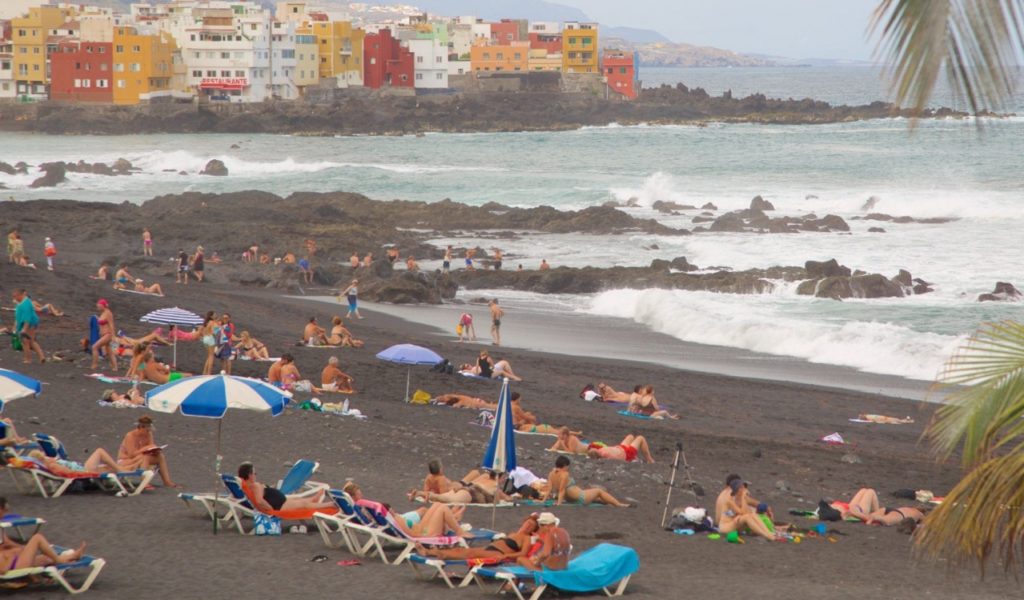 Reabierta Playa Jardín en Tenerife, pero el emisario sigue roto y los ...